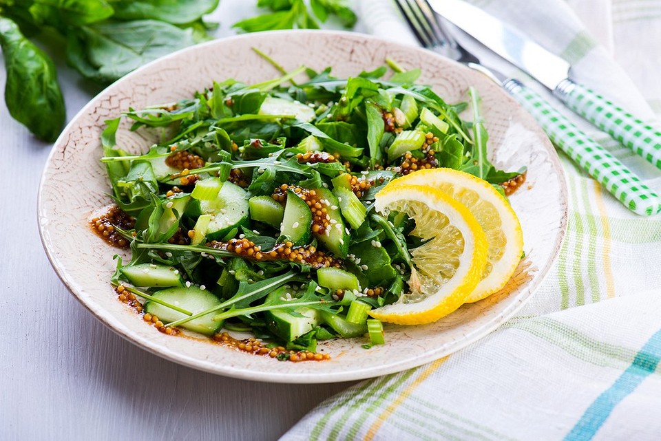 С лимоном, йогуртом и паприкой: 9 рецептов вкусных заправок для горчичного салата
