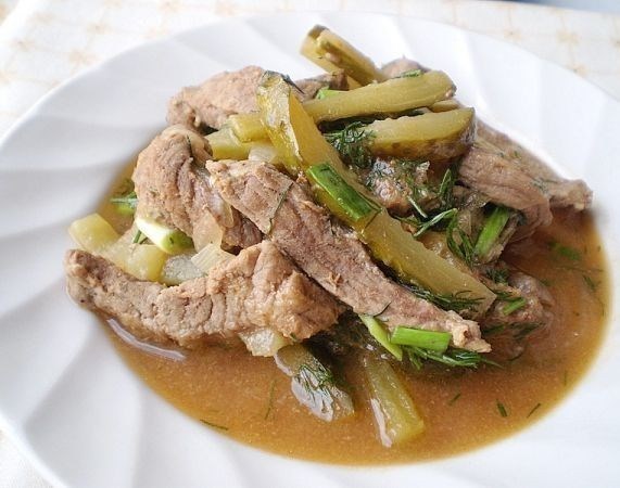 Говядина в остром соусе с маринованными огурцами